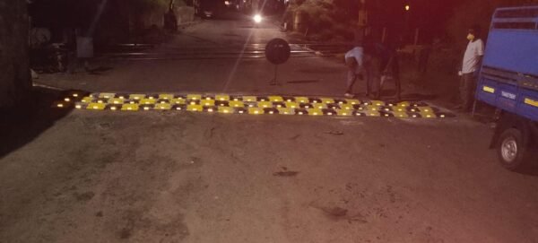 88 Speed Breaker 50 MM Height Easy To Install with Our Manual Speed Breaker Ideal choice for Road Safety- 12 Pieces (6 pcs Black and 6 pcs Yellow) Pack Of 3 Meter